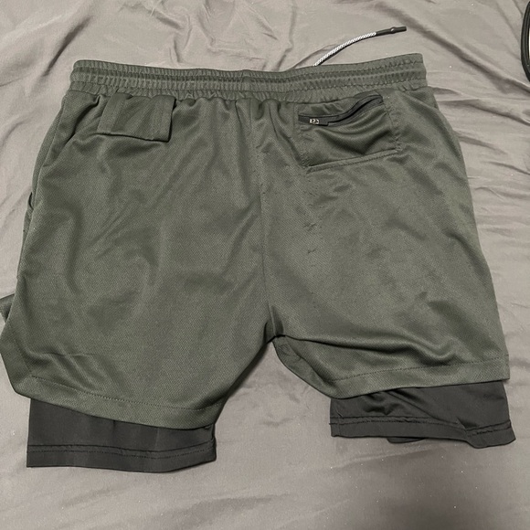 Gym shorts size Large fits 30 to 34 waist with cellphone pocket - Picture 1 of 4